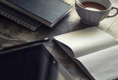 华体会网页版-理性追星，一名球迷跑到C罗身边试图与其自拍，被C罗一把推开