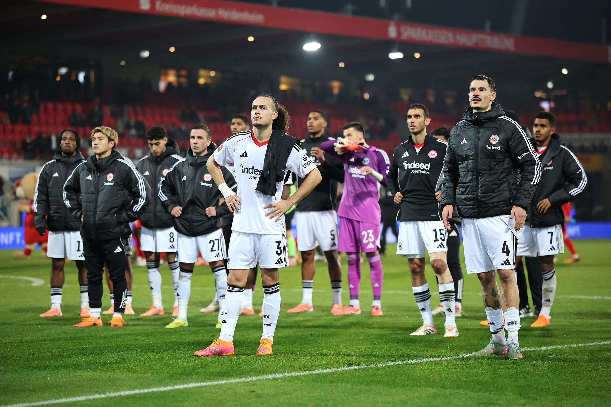 华体会体育-法兰克福球迷在桑托斯再次失误后爆发——队友也很生气